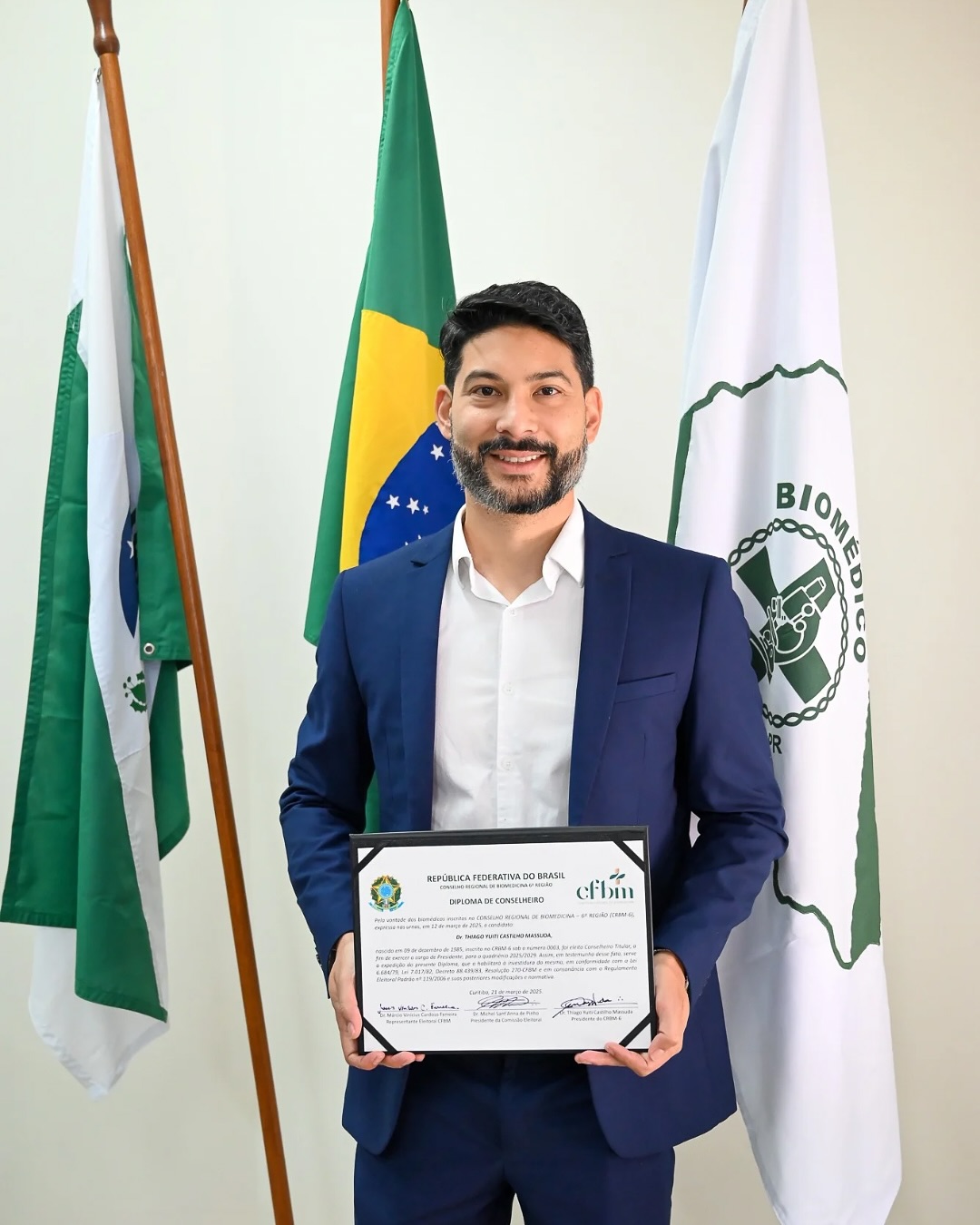 Thiago Massuda recebendo o diploma de conselheiro do CRBM-6